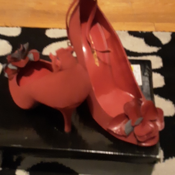 Shoe - Picture 2 of 2